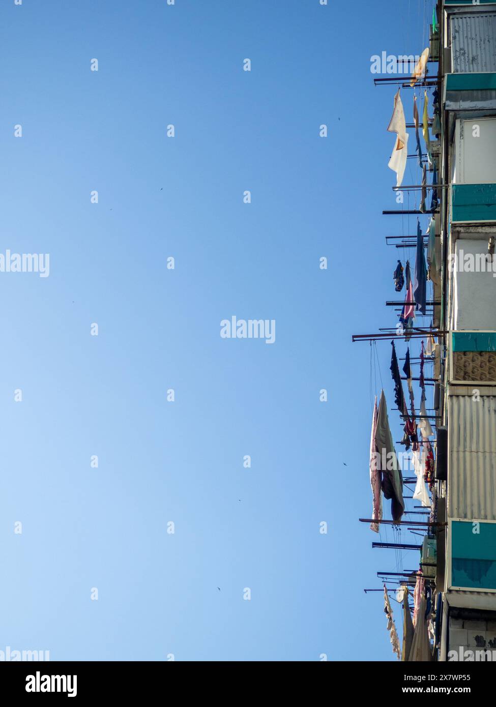 Die Wäsche wird an den Leinen getrocknet. Blick aus einem ungewöhnlichen Winkel. Balkone von Anwohnern. Asiatisches Leben. Stockfoto