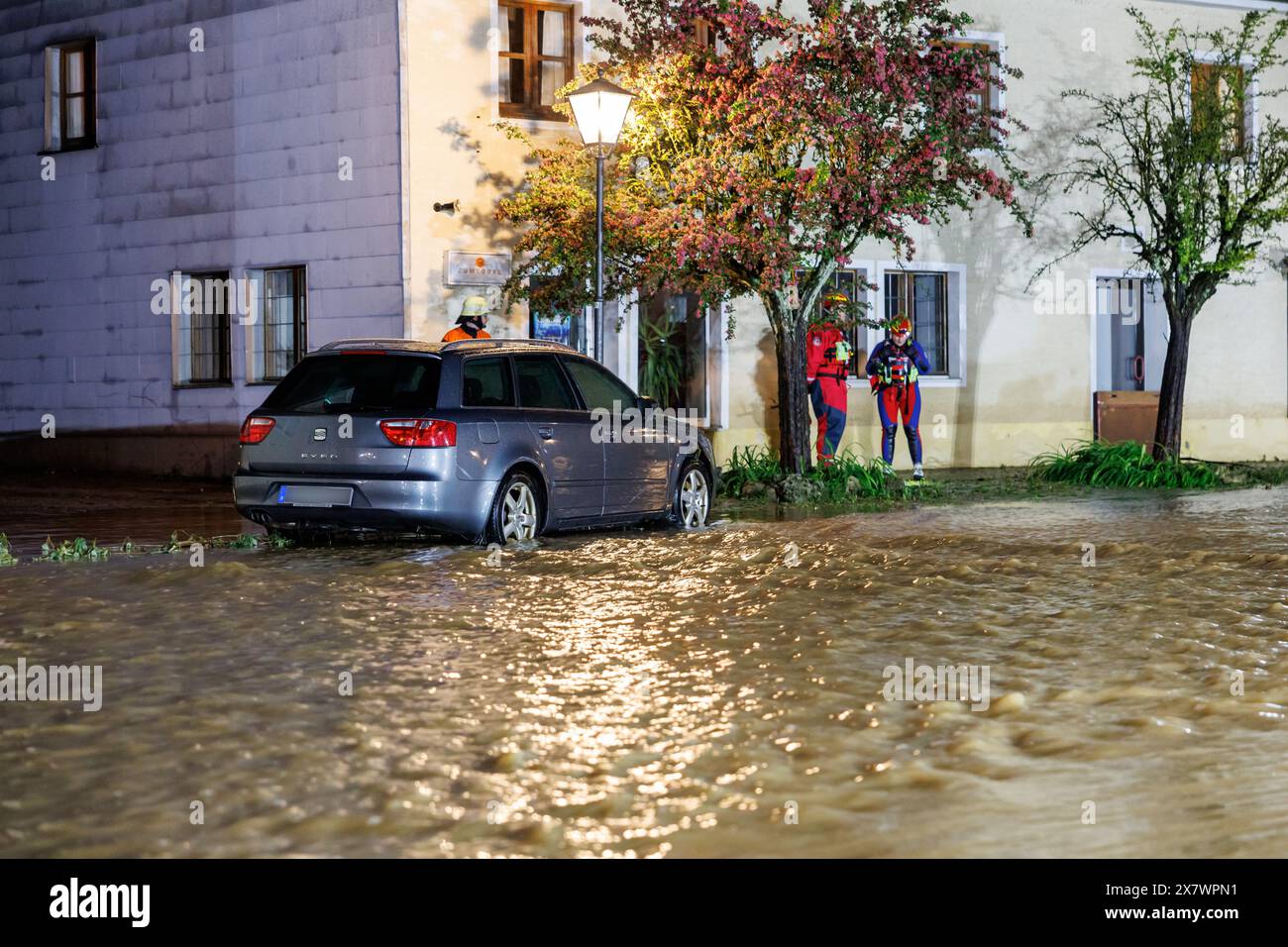 Kastl, Deutschland. Mai 2024. Feuerwehrleute arbeiten in den Überschwemmungen. Nach starkem Regen aus der Lauterach fließen Massen über den Marktplatz in der Gemeinde Kastl. Autos flogen über die Straßen, Menschen waren in ihren Häusern gefangen. Vermerk: Daniel Karmann/dpa/Alamy Live News Stockfoto