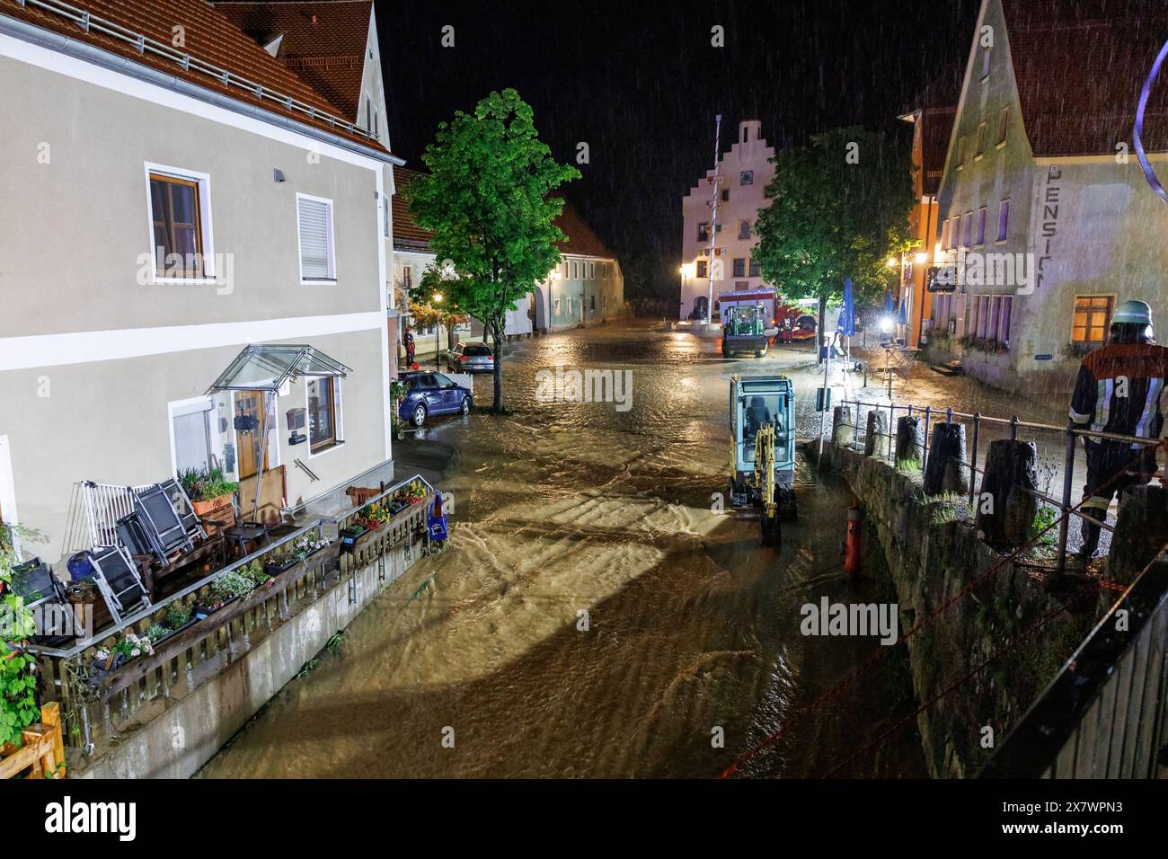 Kastl, Deutschland. Mai 2024. Feuerwehrleute arbeiten in den Überschwemmungen. Nach starkem Regen aus der Lauterach fließen Massen über den Marktplatz in der Gemeinde Kastl. Autos flogen über die Straßen, Menschen waren in ihren Häusern gefangen. Vermerk: Daniel Karmann/dpa/Alamy Live News Stockfoto
