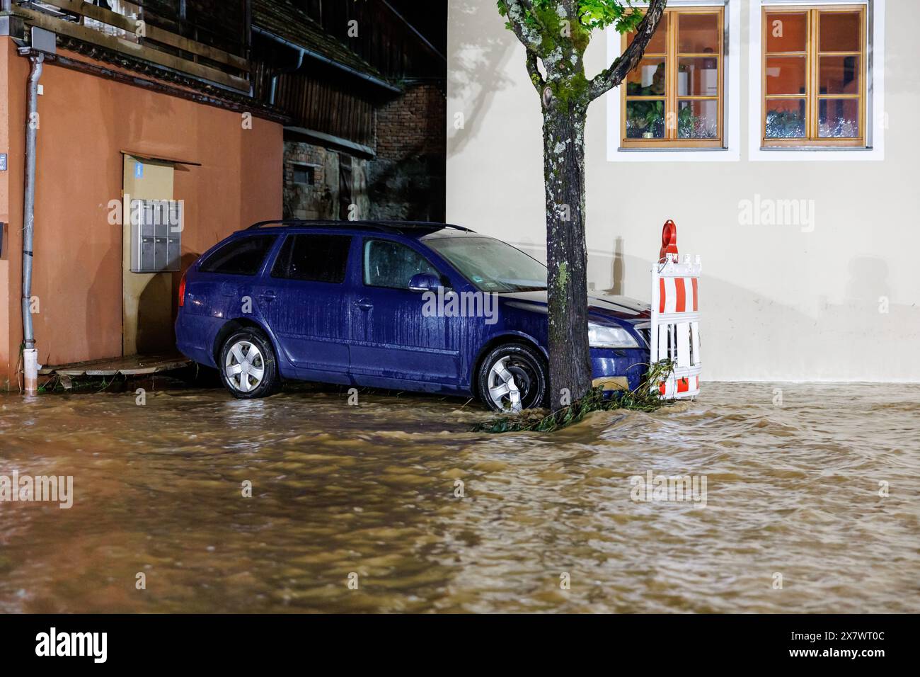 Kastl, Deutschland. Mai 2024. Ein Auto steht in den Fluten. Nach starkem Regen aus der Lauterach fließen Massen über den Marktplatz in der Gemeinde Kastl. Autos flogen über die Straßen, Menschen waren in ihren Häusern gefangen. Vermerk: Daniel Karmann/dpa/Alamy Live News Stockfoto