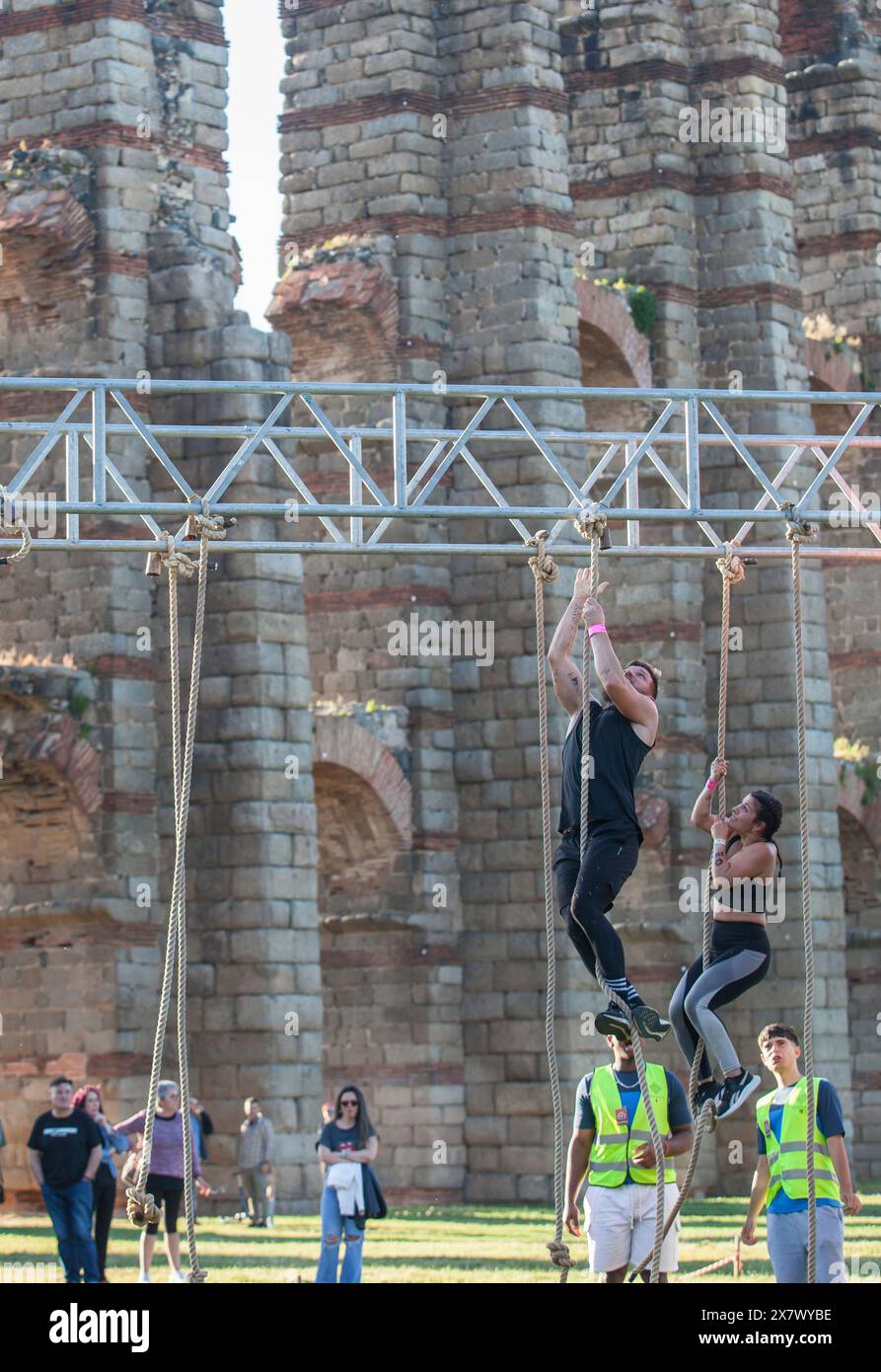 Merida, Spanien - 18. Mai 2024: FarinatoRace Merida 2024, Teilnehmer klettern an einem Seil Stockfoto