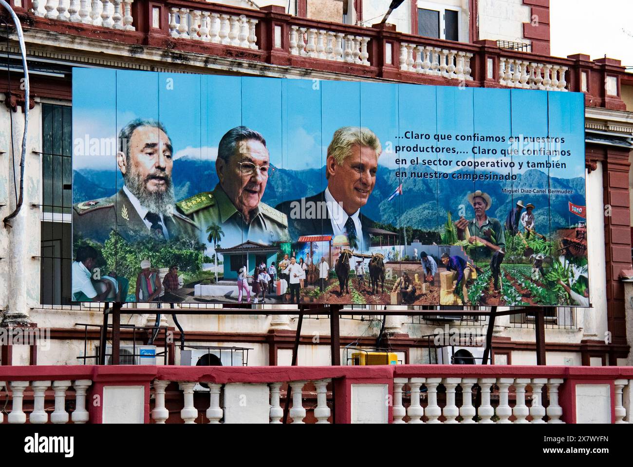Die Arbeiten und Kunstwerke der kubanischen Präsidenten Fidel Castro, Raul Castro und des derzeitigen Präsidenten Miguel Díaz-Canel in einem Gebäude in Havanna, Kuba. Stockfoto