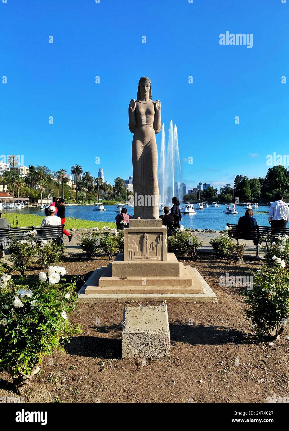 Lady of the Lake, Echo Park, Los Angeles, Kalifornien. Offiziell Nuestra Reina de los Angeles (unsere Königin der Engel), geschaffen von Ada May Sharpless Stockfoto