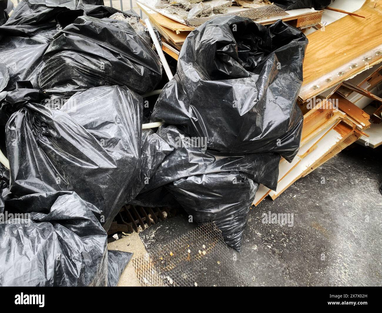 Ein Haufen Bauabfälle, Müllsäcke voller Müll und Holzsplitter auf einer Baustelle Stockfoto