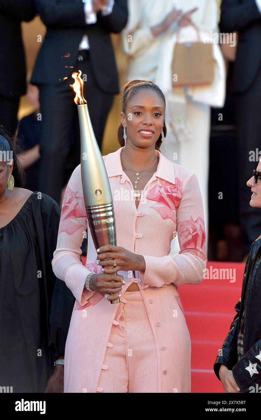 Cannes, Frankreich. Mai 2024. Die französische Para-Athletin Iliana Rupert (C) hält die Olympische Fackel vor der Vorstellung des Films „Marcello Mio“ bei der 77. Ausgabe der Filmfestspiele in Cannes, Südfrankreich, am Dienstag, den 21. Mai 2024. Foto: Rocco Spaziani/UPI Credit: UPI/Alamy Live News Stockfoto