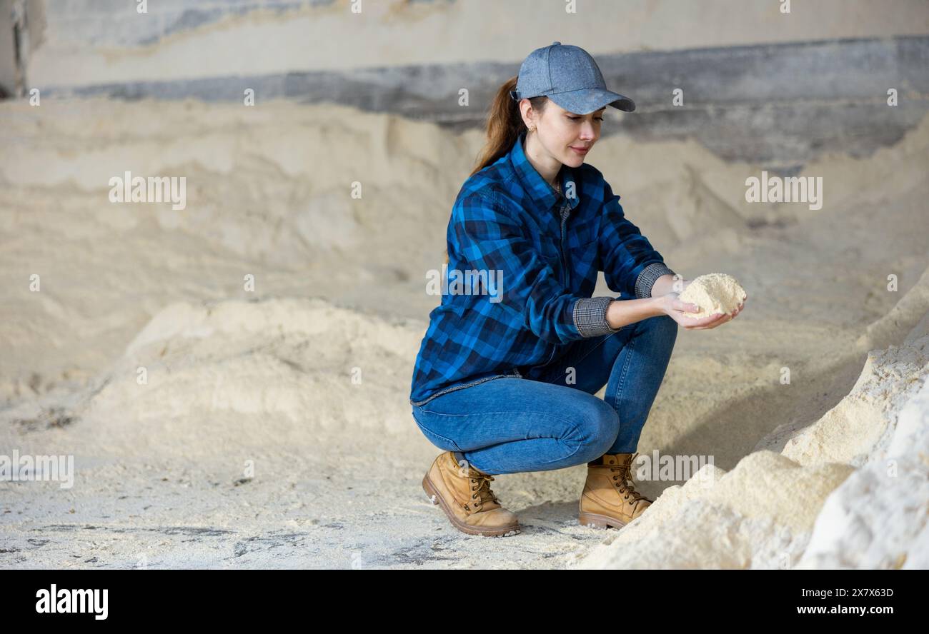 Eine Agronomin hockt auf Maismehl Stockfoto