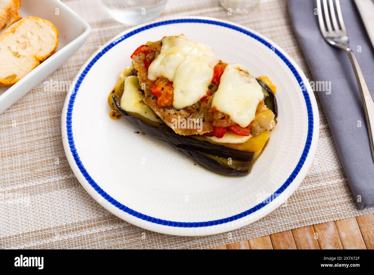 Aubergine mit Tomaten, Hackfleisch und Käse Stockfoto