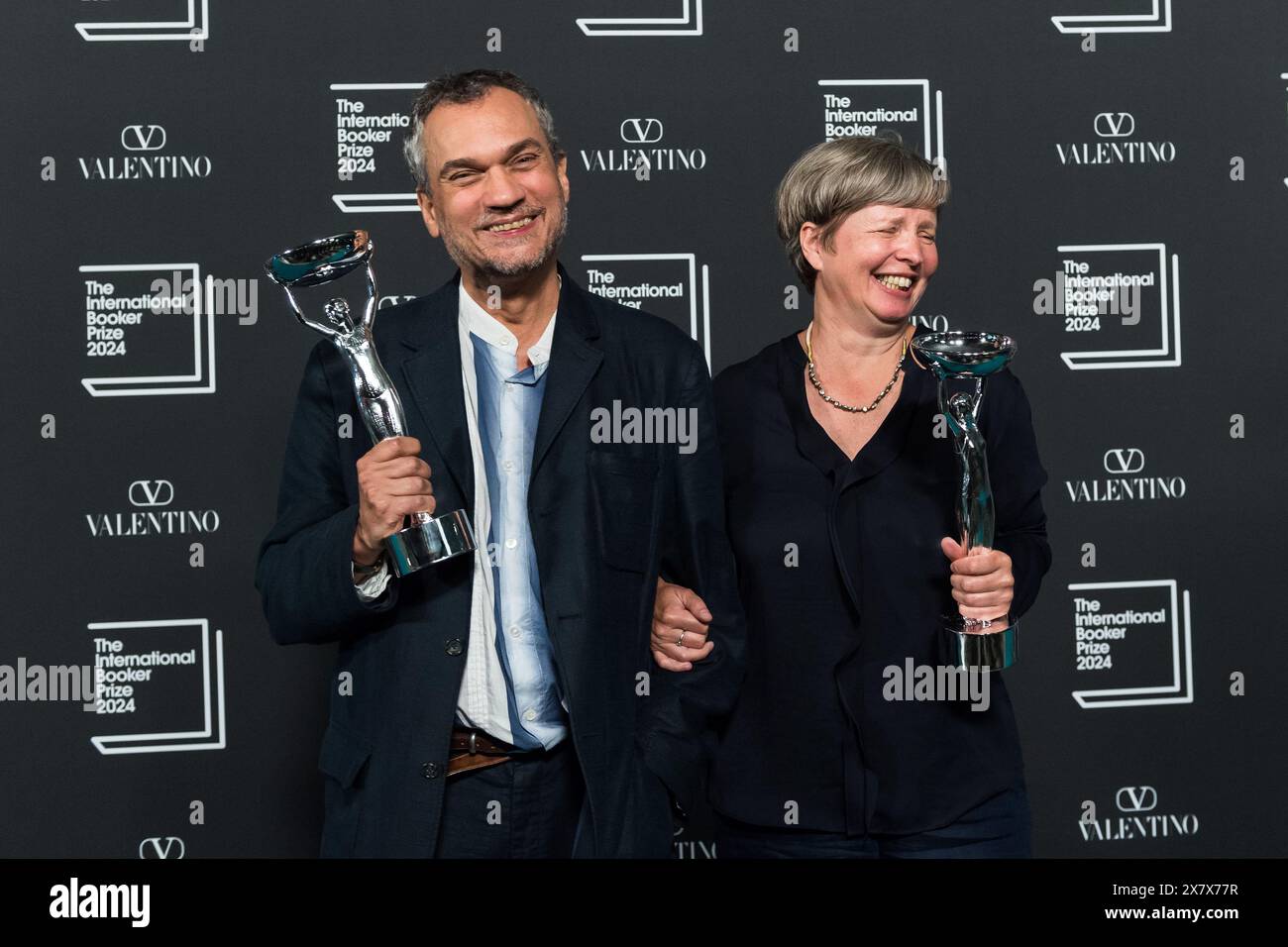 London, Großbritannien. Mai 2024. LONDON, VEREINIGTES KÖNIGREICH - 21. MAI 2024: Gewinner des International Booker Prize 2024 die Autorin Jenny Erpenbeck (R) und der Übersetzer Michael Hofmann posieren mit den Trophäen während der Preisverleihung im Tate Modern in London, Vereinigtes Königreich am 21. Mai 2024. Der International Booker Prize wird jährlich für das beste Einzelwerk aus aller Welt verliehen, das ins Englische übersetzt und in Großbritannien und Irland veröffentlicht wurde. (Foto: Wiktor Szymanowicz/NurPhoto) Credit: NurPhoto SRL/Alamy Live News Stockfoto