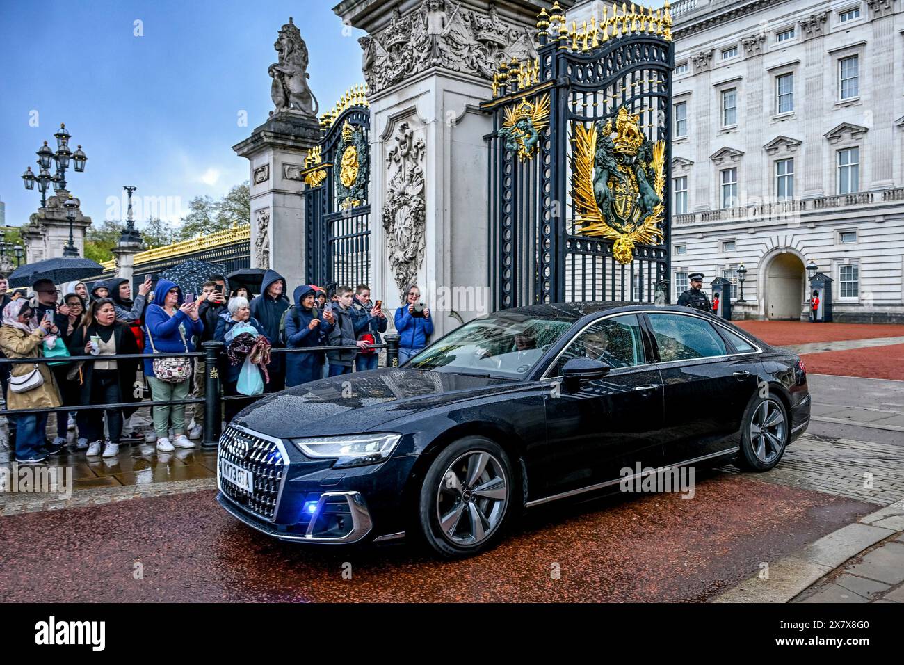 Queen Camilla verlässt Buckingham Palace, in einem Wagen, St. James's Park, London, England, U. K Stockfoto