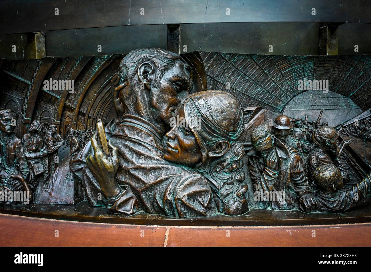 Sockel, Treffpunkt, Bronzeskulptur, Bahnhof St. Pancras, London, England, USA K Stockfoto