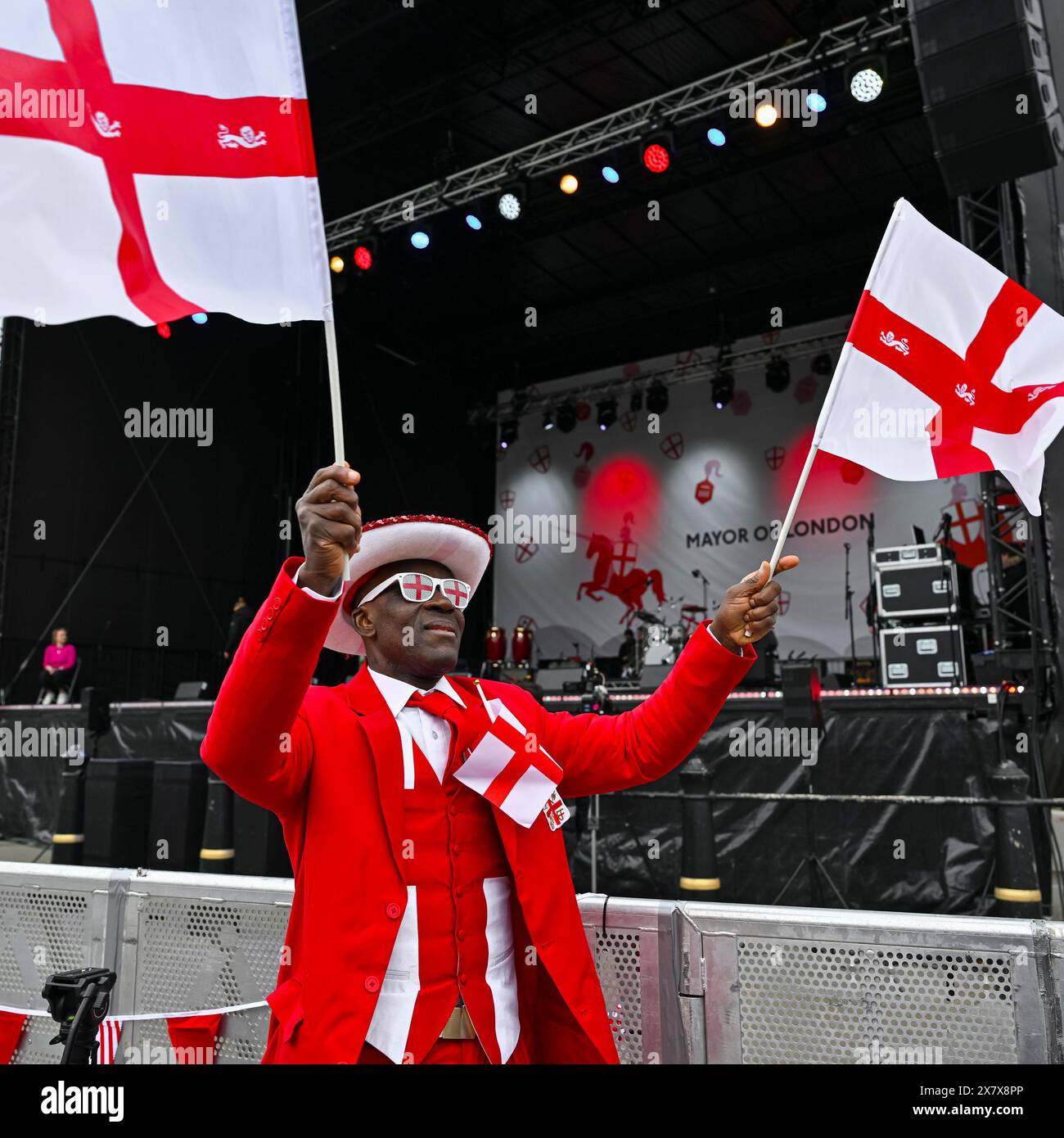 Mann schwenkt Engllische Flagge, St. George's Day Feiern, Trafalgar Square, London, England, USA K Stockfoto