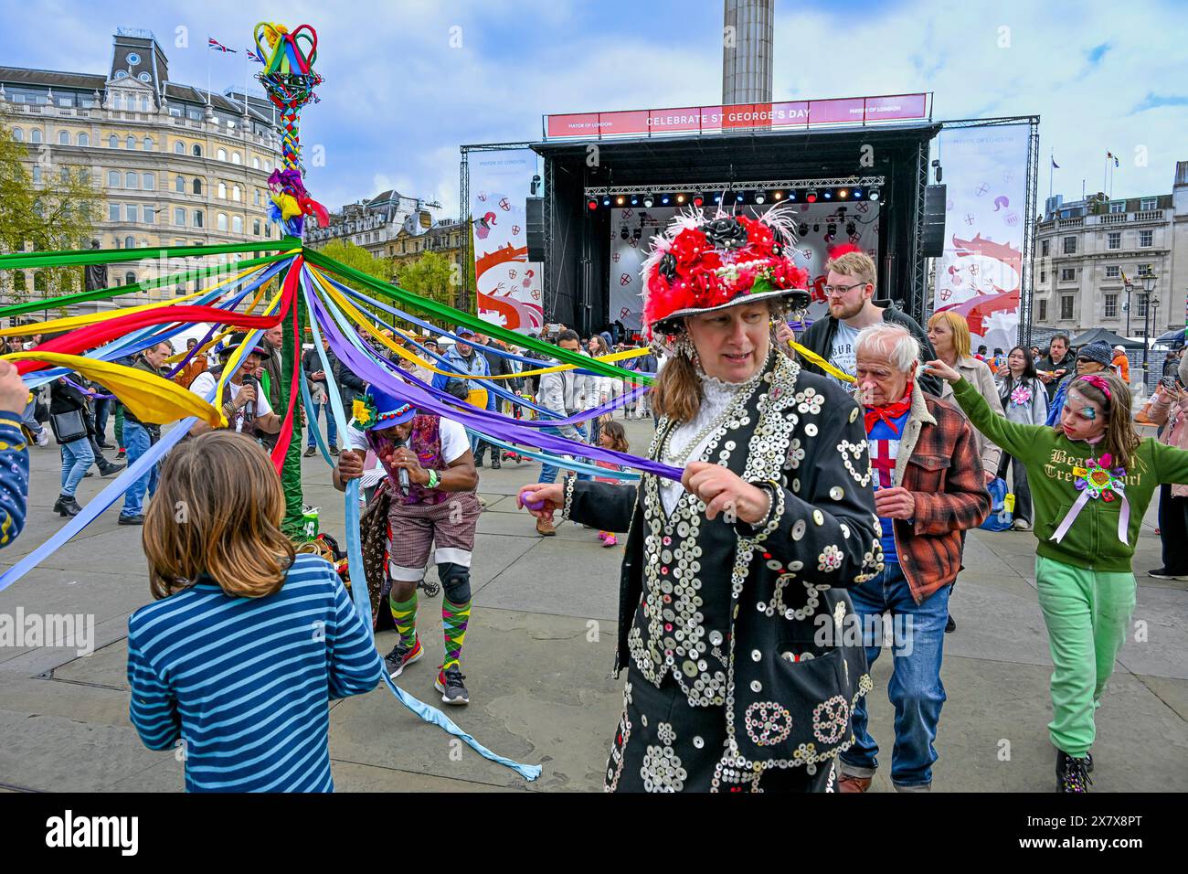 Maypole bei den Feierlichkeiten zum Saint George's Day, Trafalgar Square, London, England, USA K Stockfoto