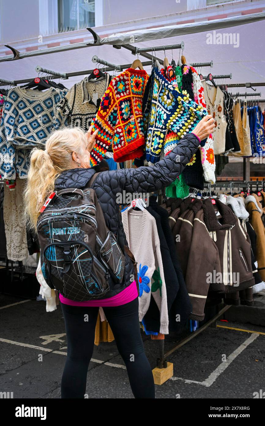 Frau, die gehäkeltes Granny Square, Pullover, Pullover, Portobello Road, Notting Hill, London, England, USA K Stockfoto