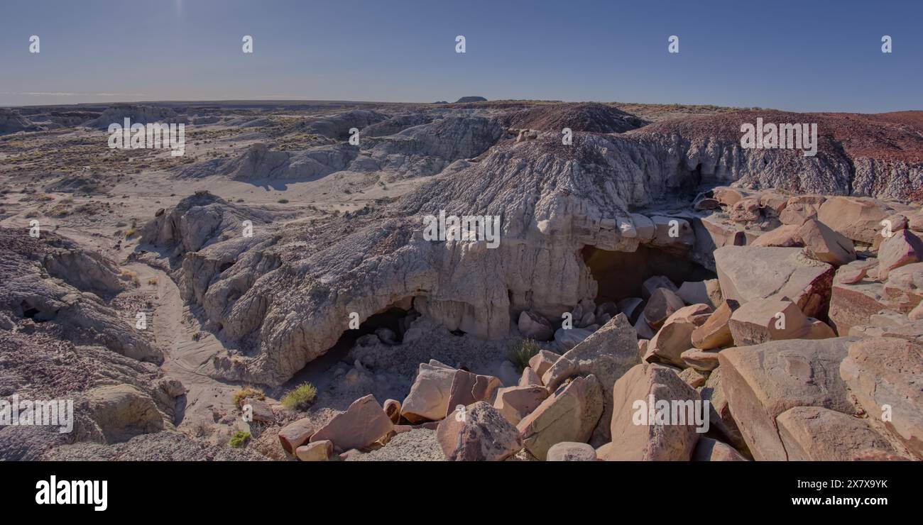 Eine kleine Höhle in einer Klippe im Goblin Garden westlich von Hamilili Point im Petrified Forest National Park Arizona. Stockfoto