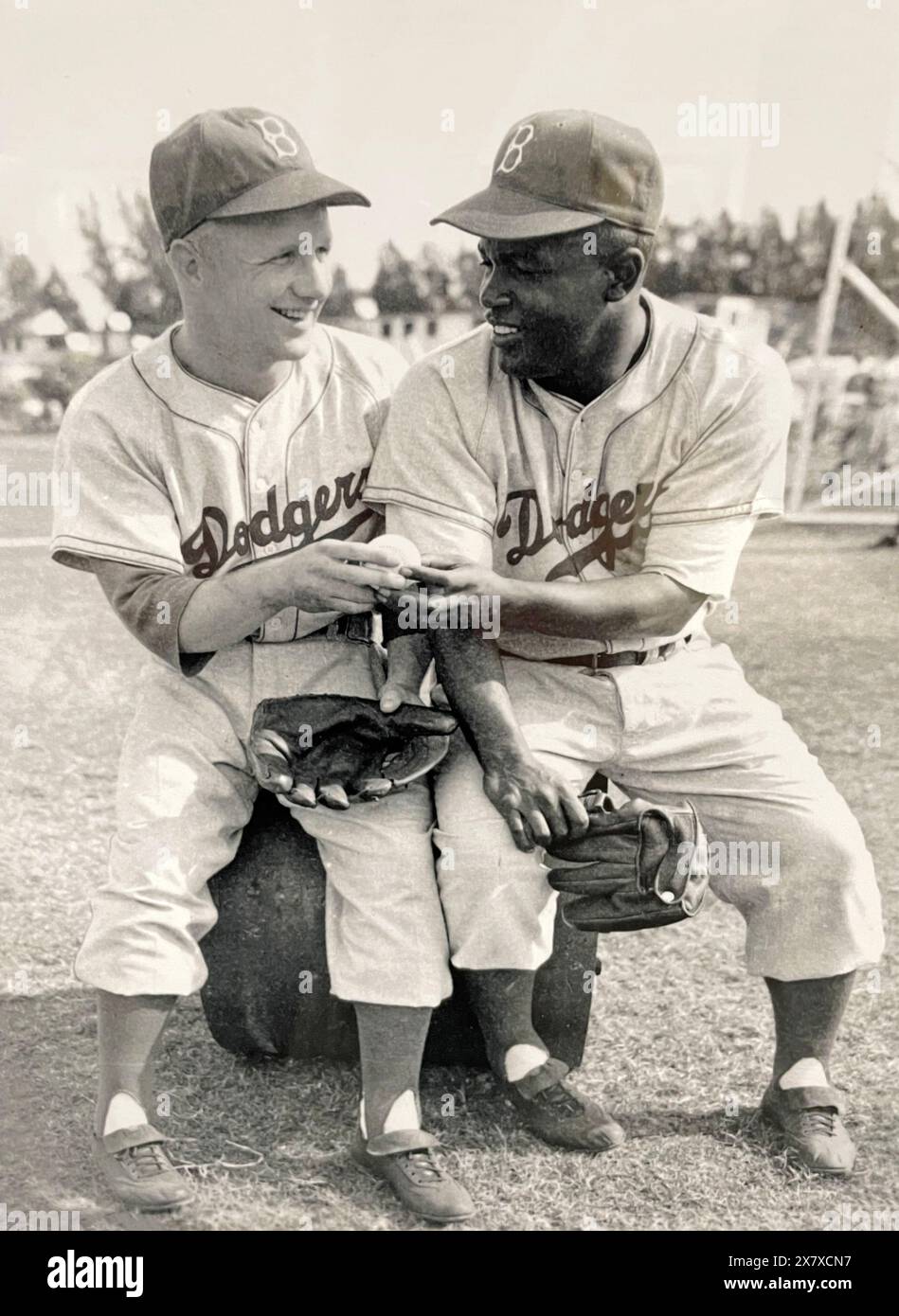 Brooklyn Dodgers Jackie Robinson (links) und Bobby Morgan (rechts) posieren für ein Foto in Dodgertown, Spring Training Facility in Vero Beach, Florida, um die 1950er Jahre Stockfoto