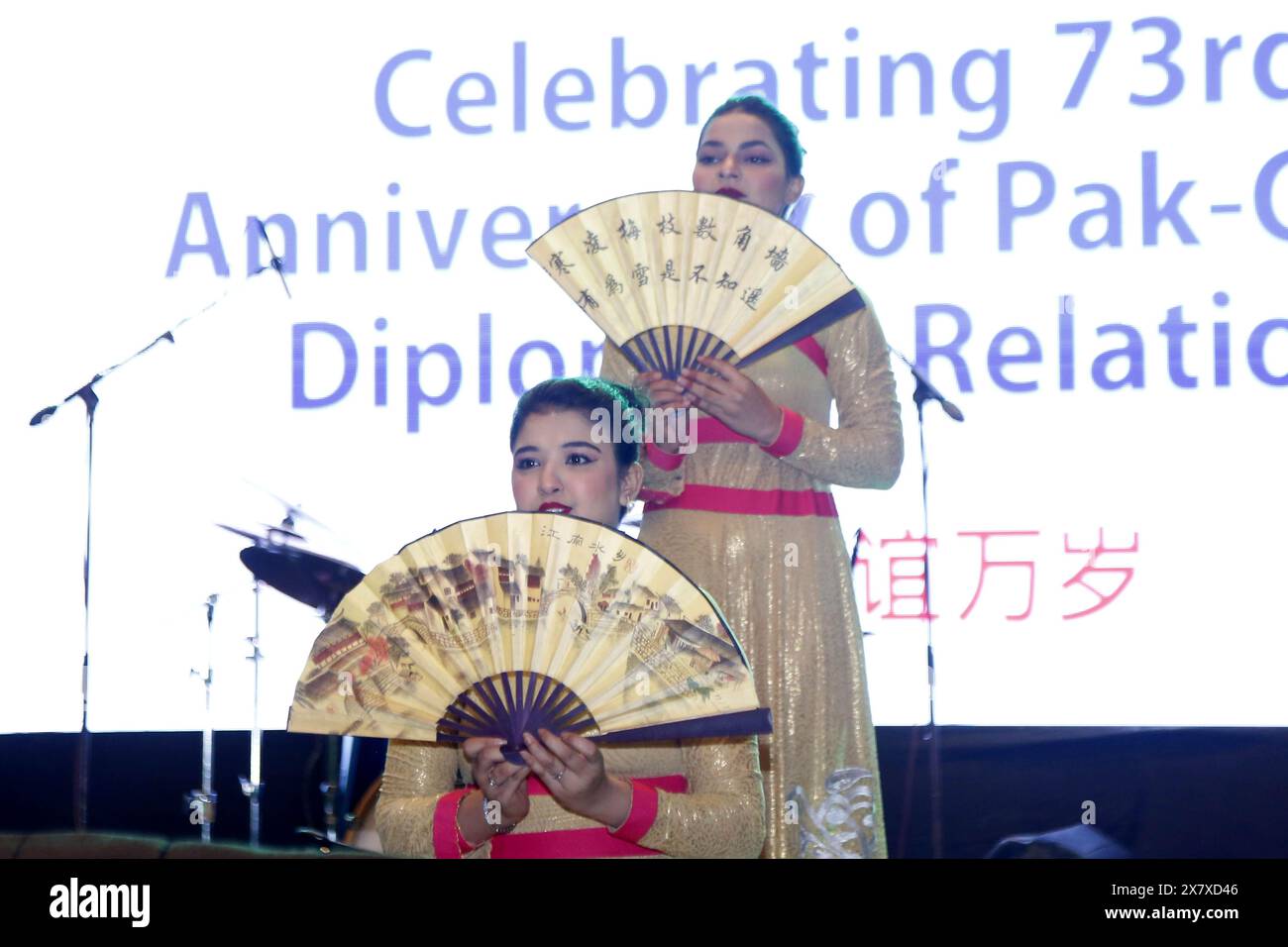 Islamabad. Mai 2024. Während einer Veranstaltung zum 73. Jahrestag der Aufnahme diplomatischer Beziehungen zwischen China und Pakistan am 21. Mai 2024 in Islamabad, Pakistan, wird ein Tanz gespielt. Quelle: Ahmad Kamal/Xinhua/Alamy Live News Stockfoto