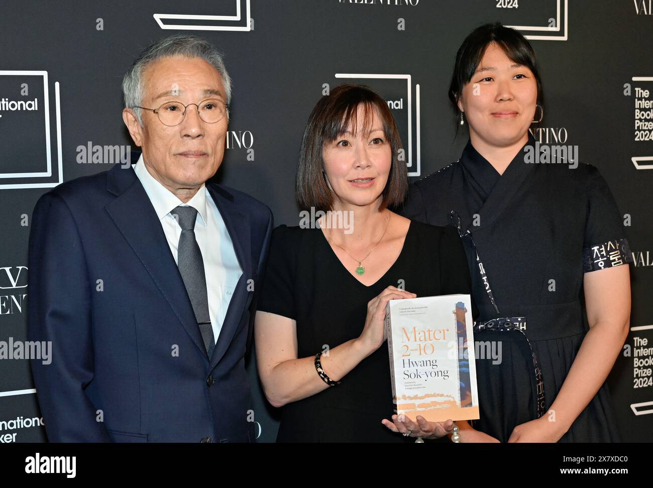 LONDON, ENGLAND – 21. MAI 2024: Autor Hwang Sok-Yong, Übersetzerin Sora Kim-Russell und Übersetzerin Youngjae Josephine Bae nehmen mit dem Buch „Mater 2-10“ an der Ankündigung des International Booker Prize 2024 bei der Tate Modern in London Teil. Quelle: Siehe Li/Picture Capital/Alamy Live News Stockfoto