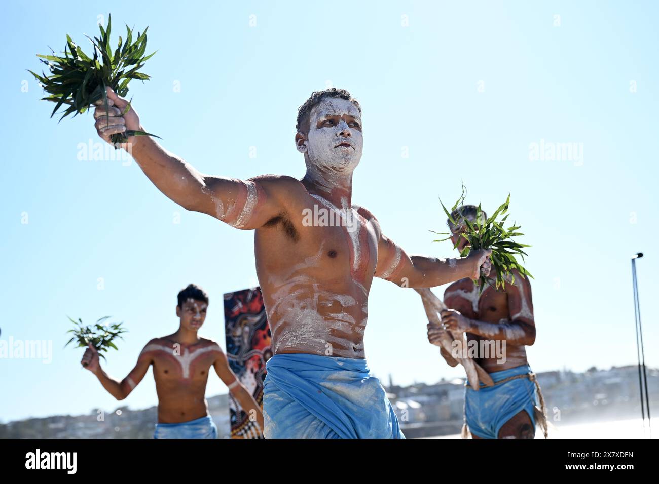 Sydney, Australien. Mai 2024. Indigene Tänzer treten während der NRL Indigenous Round 2024 am Maroubra Beach in Sydney auf. Mittwoch, den 22. Mai 2024. Die NRL Indigenous Round 2024 findet in dieser Woche während der 12. Runde der NRL Telstra Premiership Saison statt, in allen acht NRL Spielen von Donnerstag bis Sonntag (23.-26. Mai). (AAP Image/Dan Himbrechts) KEIN ARCHIVIERUNGSGUTSCHEIN: Australian Associated Press/Alamy Live News Stockfoto