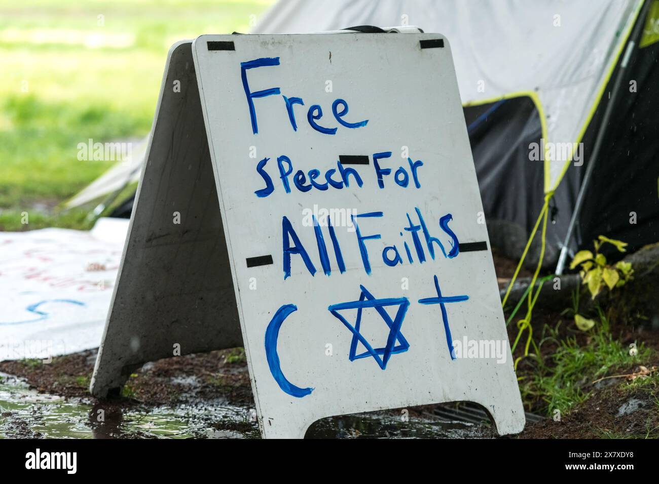 Seattle, USA. Mai 2024. Ein Zelt ist noch im palästinensischen Lager in UW Quad nach einer Vereinbarung zwischen Studenten und Administratoren erhalten. Der virale Straßenprediger Matthew Meinecke weigert sich, zu gehen, bis die neu gebildeten Petitionsanträge des Grace Camp erfüllt sind. Dazu gehören eine Entschuldigung der jüdischen Studenten für ein unsicheres und antisemitisches Umfeld und die Anerkennung des Rechts auf Redefreiheit für alle. Der Seattle Street Preacher erlangte Bekanntheit, nachdem er sich über die populäre MTV-Lächerlichkeit im Clip „I Don’t Need Juul I Have Jesus“ (I Don’t Need Juul I Have Jesus) viral gemacht hatte. Quelle: James Anderson/Alamy Live News Stockfoto