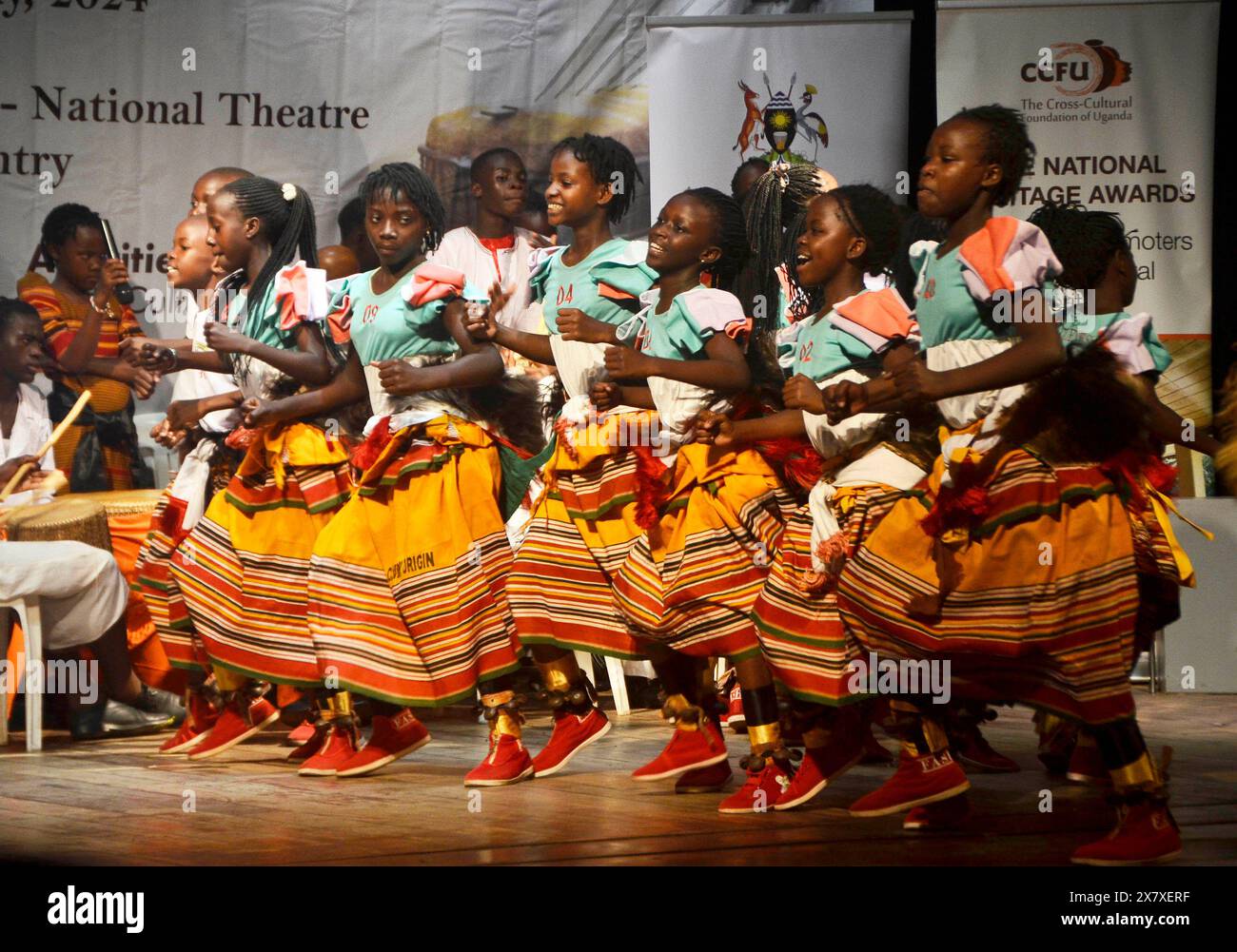 Kampala, Uganda. Mai 2024. Menschen treten während des Welttags für kulturelle Vielfalt für Dialog und Entwicklung im Uganda National Cultural Center in Kampala, Uganda, am 21. Mai 2024 auf. Quelle: Nicholas Kajoba/Xinhua/Alamy Live News Stockfoto
