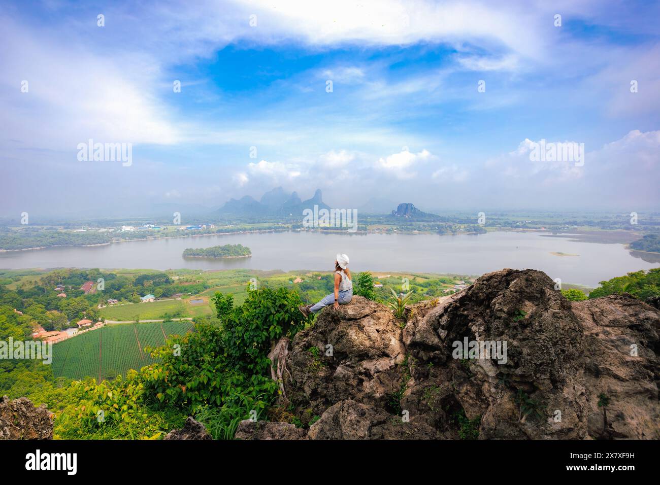 Hoher Aussichtspunkt auf dem Berg Phu SAP Lek, Provinz Lopburi, Thailand mit Blick auf den wunderschönen See und die Kalksteinberge umgeben von Gr Stockfoto