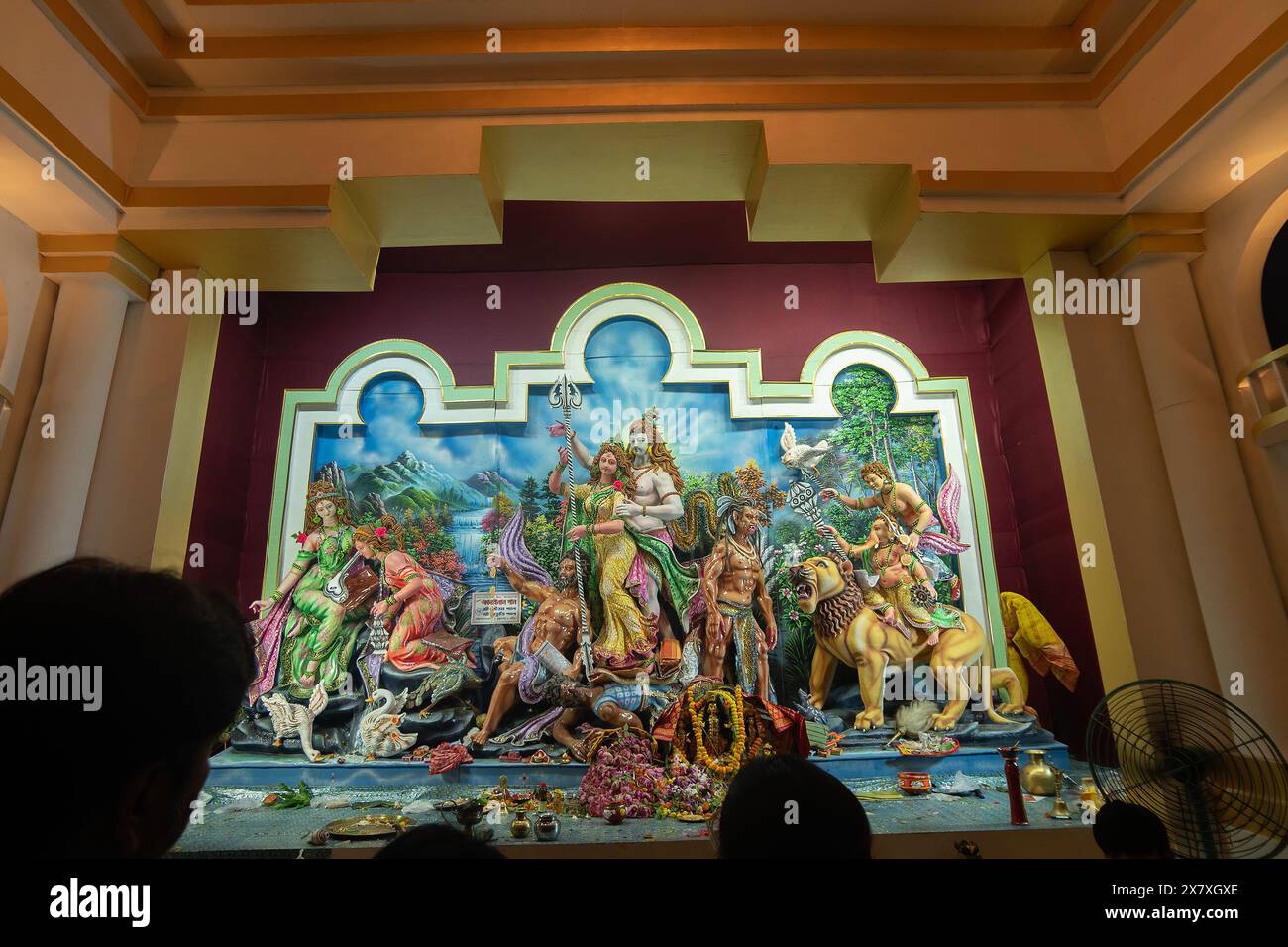 Kolkata, Westbengalen, Indien - 4. Oktober 2022 : wunderschön dekoriertes Durga Puja-Idol im Puja-Pandal. Durga Puja ist das größte Festival des Hinduismus Stockfoto