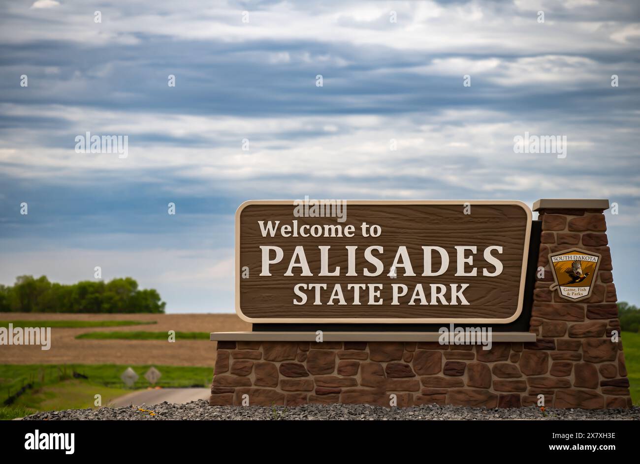 Minnehaha County, South Dakota, USA - 5.19.2024: Wegweiser zum Palisades State Park Stockfoto