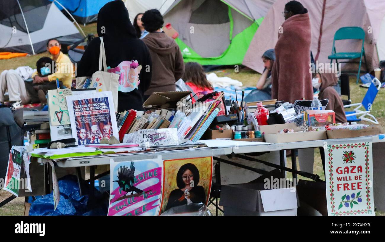 20. Mai 2024, Santa Barbara, Kalifornien, USA: Check-in-Tabelle im Lager der University of California, Santa Barbara (UCSB) Pro-Palestine/Pro-Hamas/Anti-Israel am 20. Mai 2024. Es gibt ein Zine & Literature Schild und Spenden direkt an palästinensische Schild mit Namen von Orten, an die Geld geschickt werden soll, ist nicht klar, wohin das Geld geht. Auf dem Tisch steht anarchistische Literatur, die Proteste dazu berät, wie man die Schwarze Befreiungsbewegung kooptiert und mit der palästinensischen Befreiungsbewegung gleichsetzt und Solidarität durch polizeiliche Einmischung in die Protestgesänge schafft. (Bild: © Amy Katz/ZUMA Press W Stockfoto