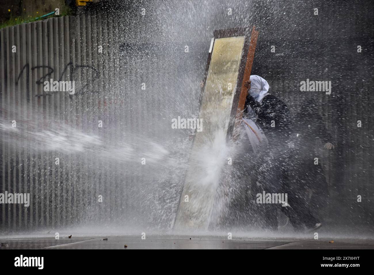 Bogota, Kolumbien. Mai 2024. Demonstranten stoßen während eines Protestes zum 40. Jahrestag der Ereignisse vom 16. Mai 1984 gegen die kolumbianische Polizei UNDEMO zusammen, die früher als ESMAD bekannt war. der Tag, an dem die Polizei die nationale Universität von Kolumbien besuchte, um eine Demonstration von Studenten gegen den Tod der Studentenführer Jesus Leon und Luis Armando Munoz Gonzalez in Bogota, Kolumbien, am 16. Mai 2024 aufzubrechen. Foto: Cristian Bayona/Long Visual Press Credit: Long Visual Press/Alamy Live News Stockfoto