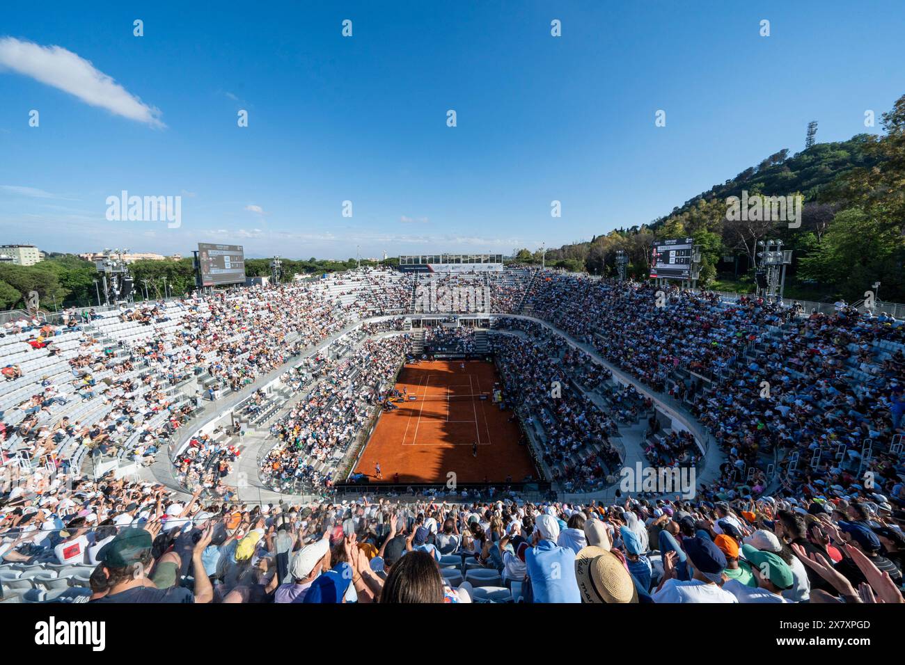 Allgemeiner Blick auf das Innere des Center Court während des Halbfinales am 11. Tag des Internazionali BNL D'Italia 2024 im Foro Italico in Rom, Italien. IgA Swiatek gewann gegen Coco Gauff mit 6:4, 6-3 Stockfoto