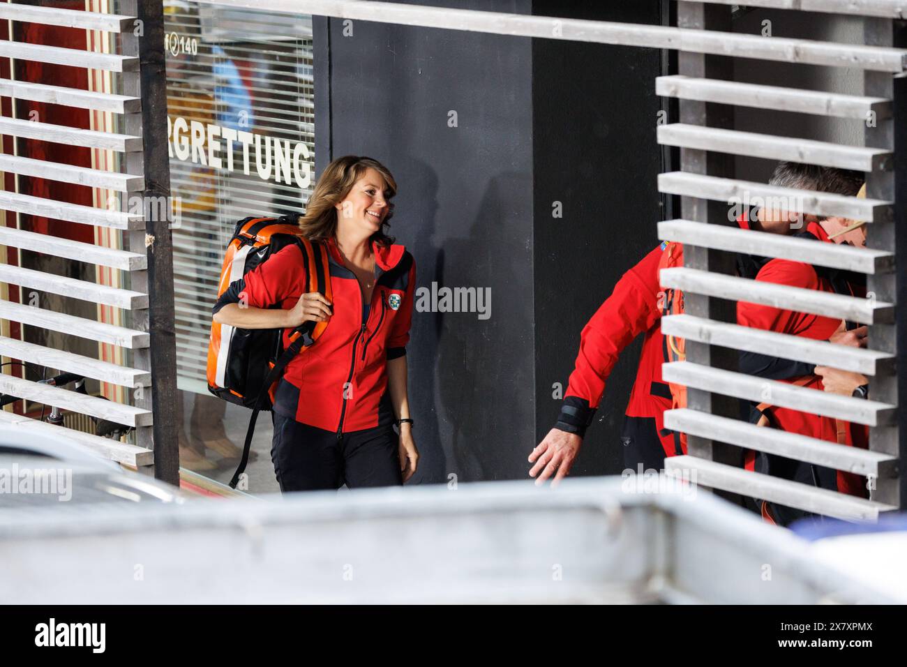 Ramsau Am Dachstein, Österreich. Mai 2024. Luise Bähr, deutsche Schauspielerin und als Katharina Strasser in der TV-Serie „die Bergretter“, kommt am 21. Mai aus dem fiktiven Operationszentrum des Bergrettungsdienstes Ortsstelle Ramsau am Dachstein am Drehort Ramsau am Dachstein in der Steiermark ( sterreich). 2024 während der Dreharbeiten am Set der TV-Serie „die Bergretter“. Die Dreharbeiten für die 16. Staffel der Bergretter laufen seit Februar - die Ausstrahlung der neuen Episoden ist für Herbst 2024 geplant. Quelle: Matthias Balk/dpa/Alamy Live News Stockfoto