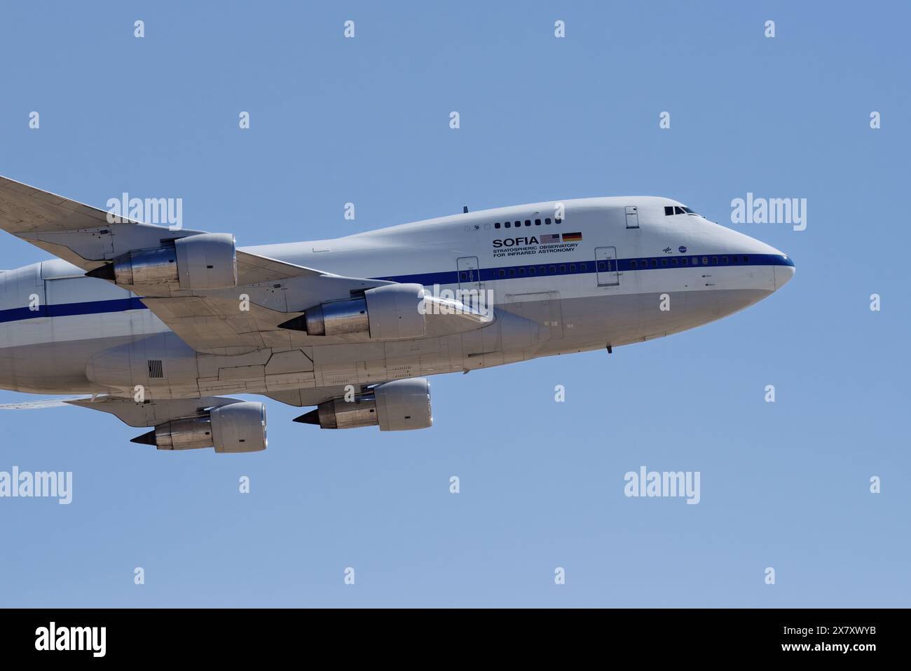 SOFIA, Stratosphärisches Observatorium für Infrarot-Astronomie, modifizierte Boeing 747-SP mit der Registrierung N747NA, gezeigt über Edwards AFB, letzter Flug. Stockfoto