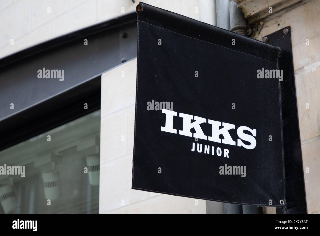 Bordeaux , Frankreich - 05 22 2024 : Ikks Textschild und Logo-Marke vor dem Eingang Geschäft Shop Mode für Mädchen Frauen und Männer Stockfoto