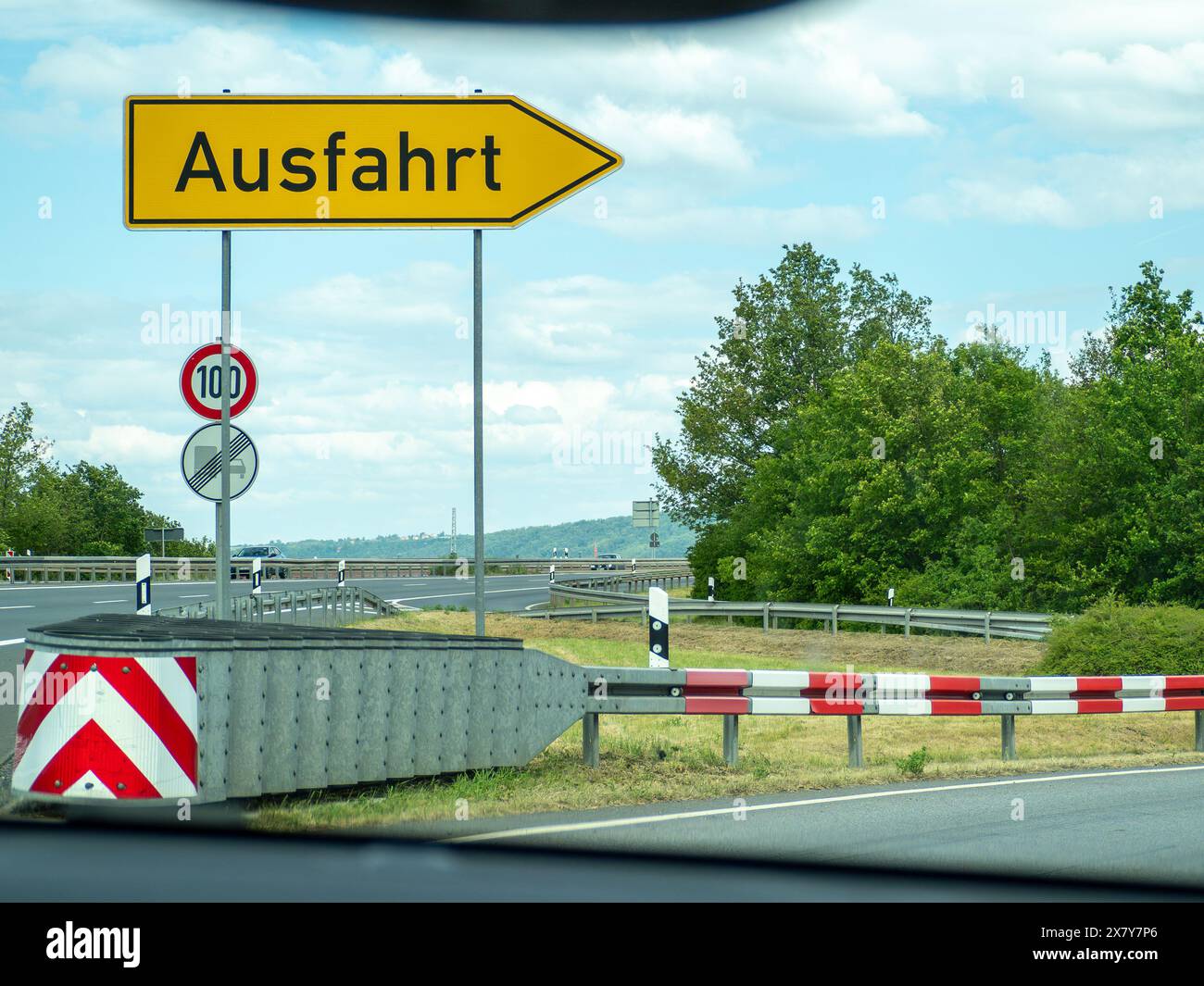 Ein gelbes Schild mit dem Wort Ausfahrt drauf. Das Schild zeigt nach rechts Stockfoto