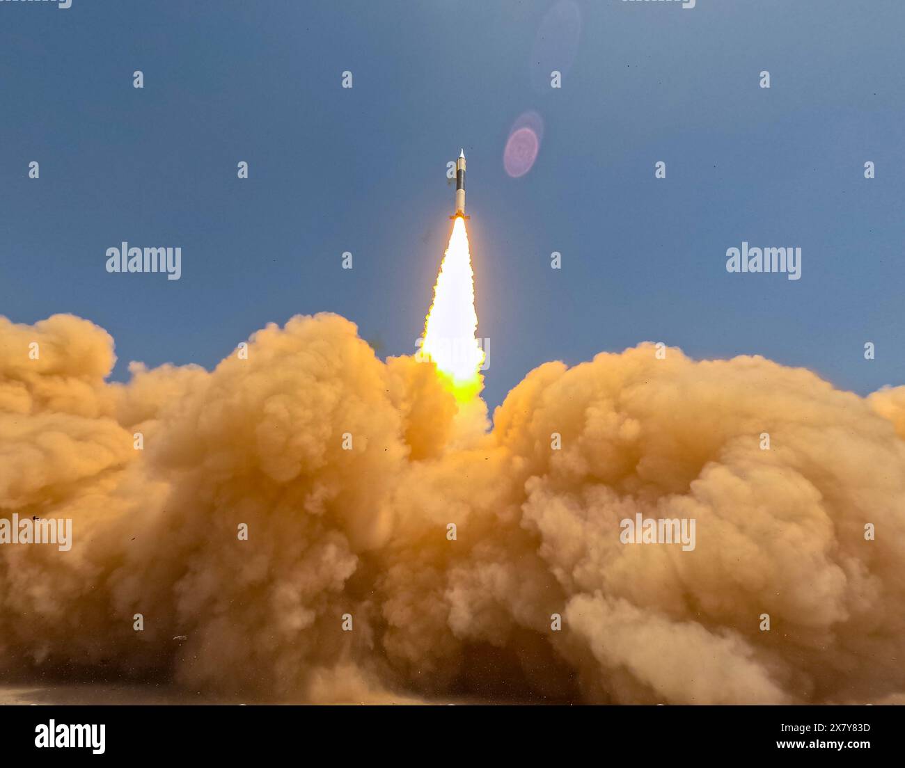 Peking, China. Mai 2024. Eine Kuaizhou-11 Y4-Trägerrakete mit vier Satelliten startet am 21. Mai 2024 vom Jiuquan Satellite Launch Center in Nordwest-China. China startete am Dienstag die Trägerrakete Kuaizhou-11 Y4 vom Jiuquan Satellite Launch Center im Nordwesten Chinas und schickte vier neue Satelliten in den Weltraum. Quelle: Wang Heng/Xinhua/Alamy Live News Stockfoto