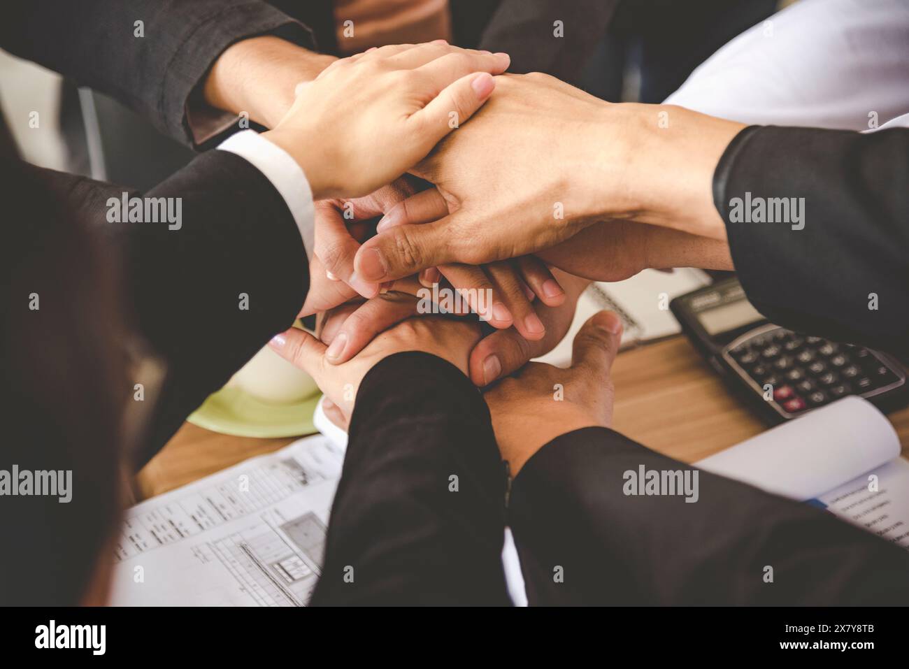 Gruppenvielfalt Partner Geschäftstreffen Vertrauen in Geschäftsmann und tam miteinander reden Moderne Stadt asiatische Teamarbeit Zusammenarbeit Team Meeting Communica Stockfoto