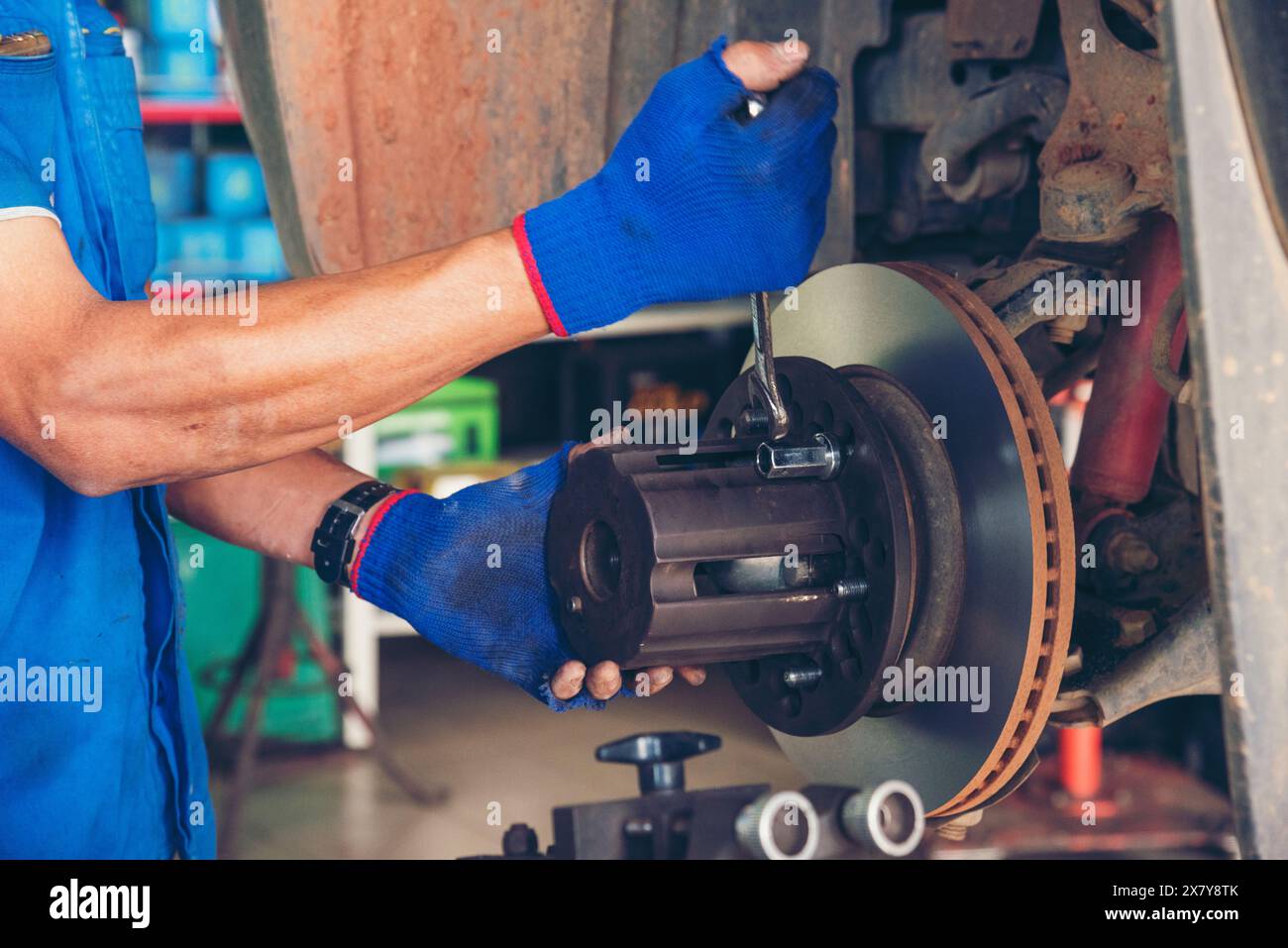 Autowerkstatt in der Autowerkstatt im mobilen Zentrum der Automobilindustrie. Techniker Werkstatt Reparatur Motor Kraftfahrzeuge Service Maschinenbau Geschäft Stockfoto