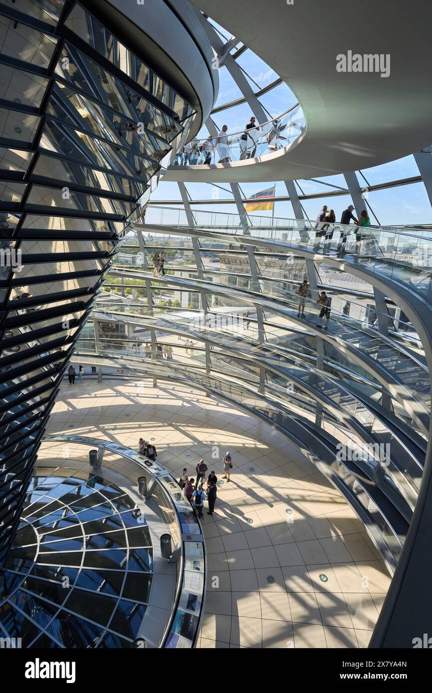 Die Kuppel des Reichstags in Berlin. Der Architekt Sir Norman Foster entwarf die Stahl- und Glaskonstruktion. Berlin, Berlin, Deutschland, Europa Stockfoto