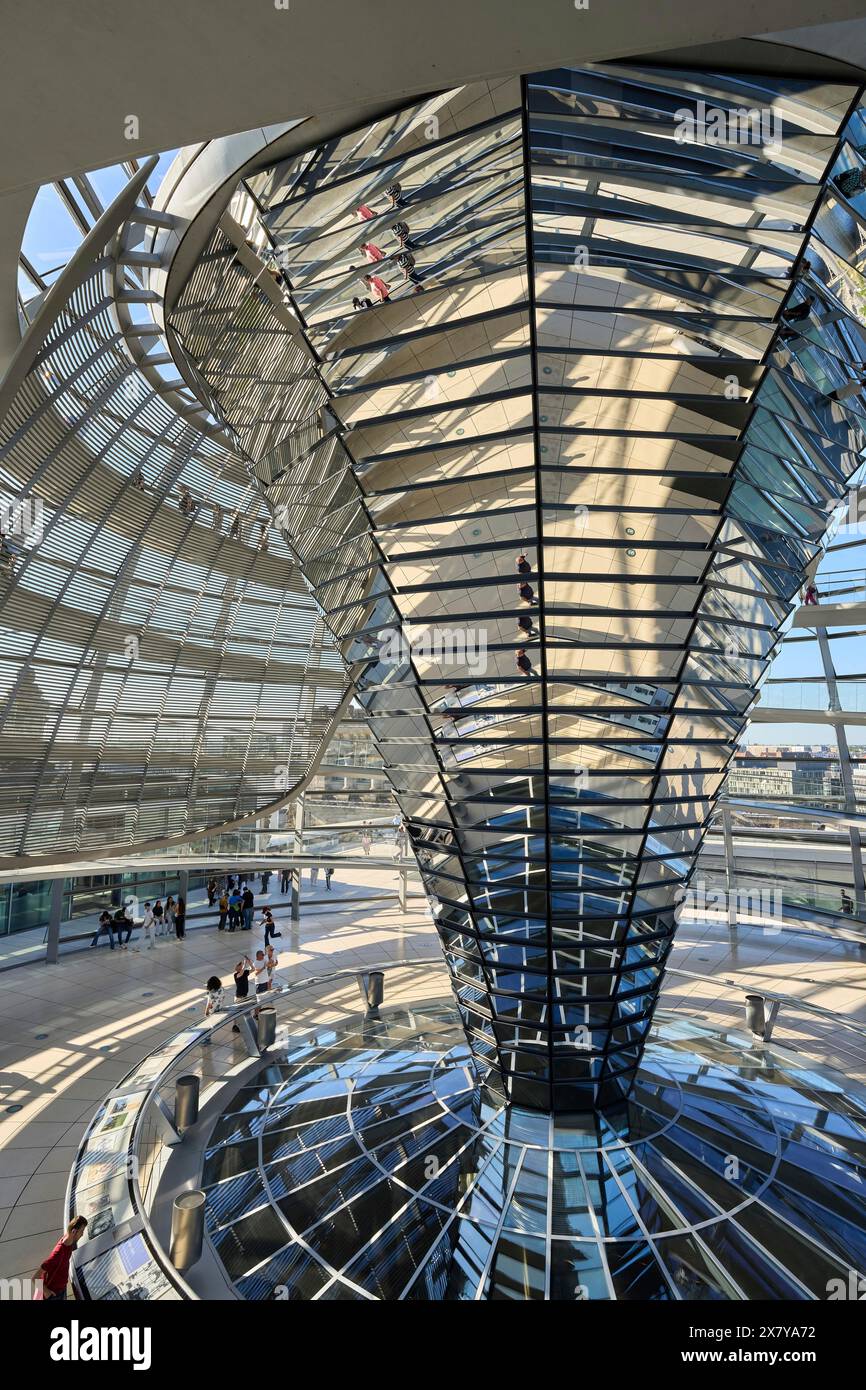 Die Kuppel des Reichstags in Berlin. Der Architekt Sir Norman Foster entwarf die Stahl- und Glaskonstruktion. Berlin, Berlin, Deutschland, Europa Stockfoto