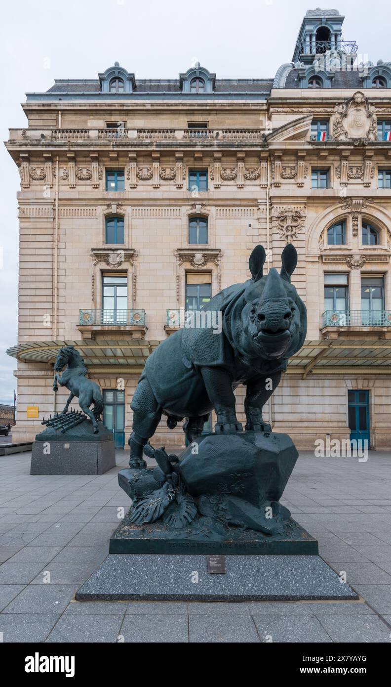 Paris, Frankreich - 05 05 2024 : Tierskulpturen von Henri-Alfred Jacquemart auf dem Vorplatz des Musée d’Orsay Stockfoto