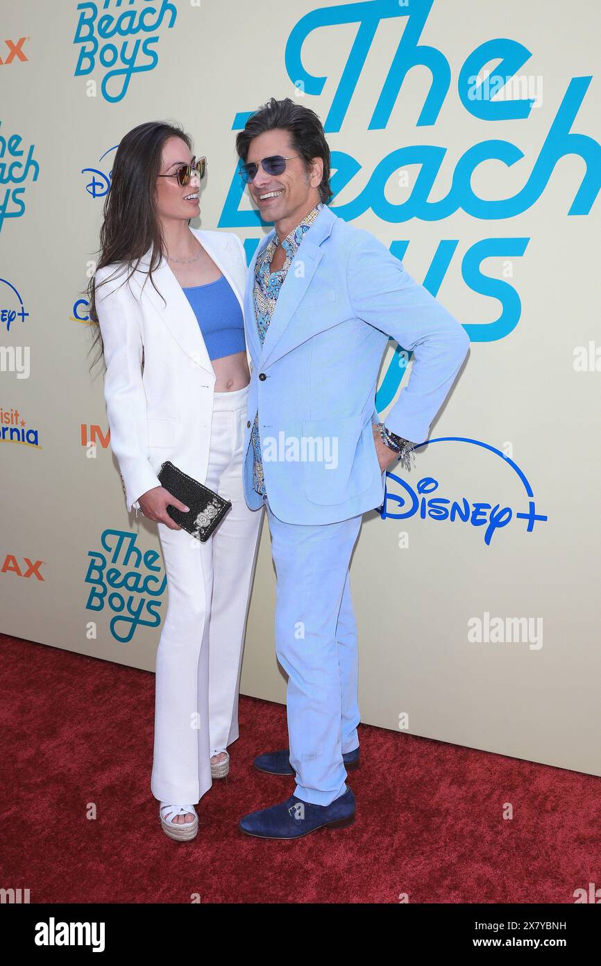 Mai 2024, Los Angeles, Kalifornien, USA: Caitlin McHugh, John Stamos bei der Weltpremiere von Disney + Dokumentarfilm The Beach Boys im TCL Chinese Theatre IMAX (Credit Image: © Nina Prommer/ZUMA Press Wire) NUR REDAKTIONELLE VERWENDUNG! Nicht für kommerzielle ZWECKE! Stockfoto