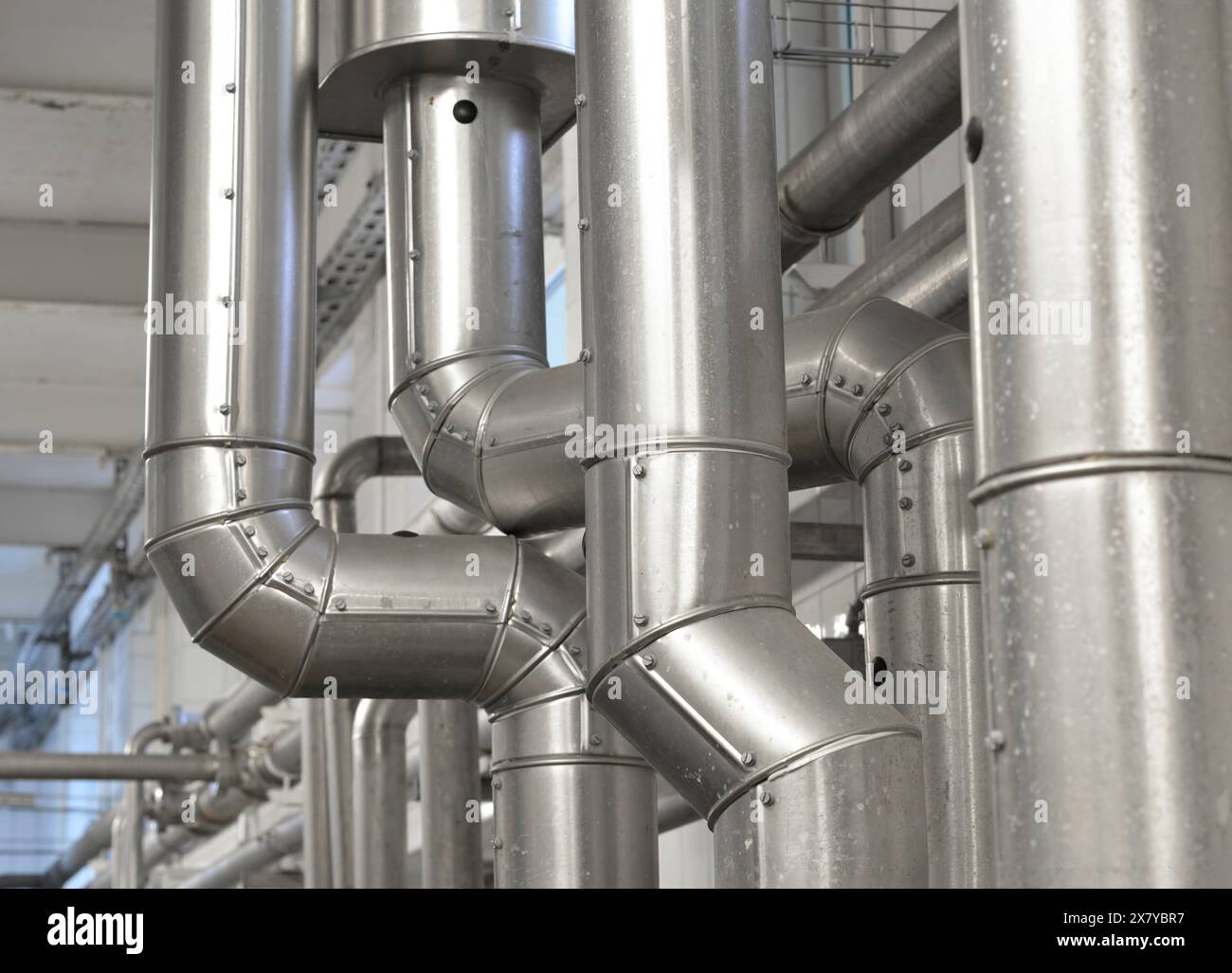 Metallrohre und -Rohre in einer Industrieanlage Stockfoto