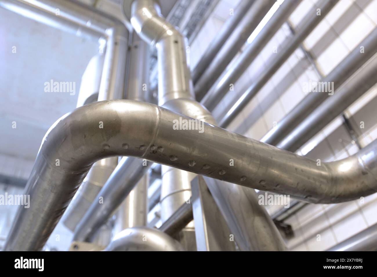Metallrohre und -Rohre in einer Industrieanlage Stockfoto