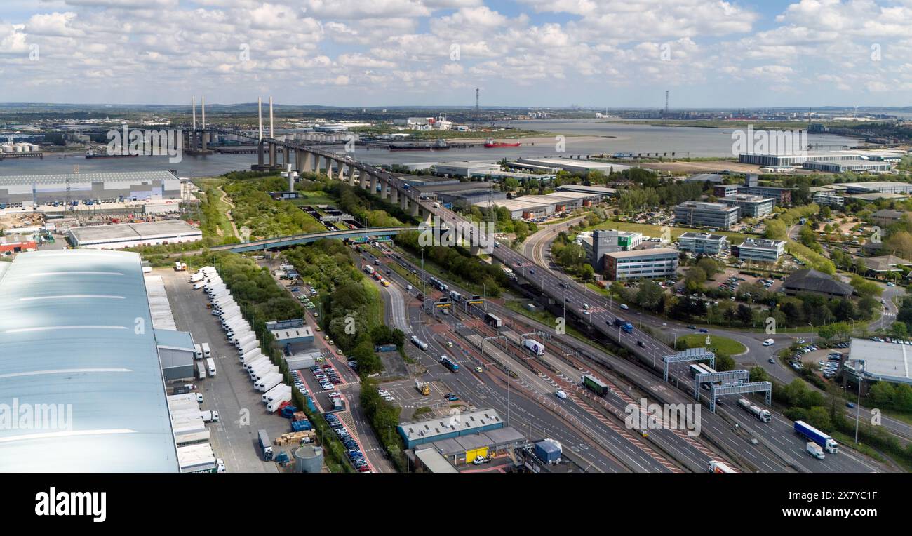 QE2 Dartford Bridge von einer Drohne in 120 m (400 Fuß). Bild von der Kent-Seite der Themse in Richtung Essex hier in Großbritannien Stockfoto