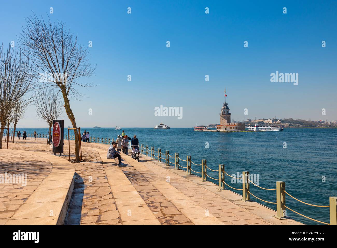 Mädchenturm aka Kiz Kulesi Blick von Uskudar. Besuchen Sie Istanbul Concept Foto. Istanbul Turkiye - 4.5.2024 Stockfoto