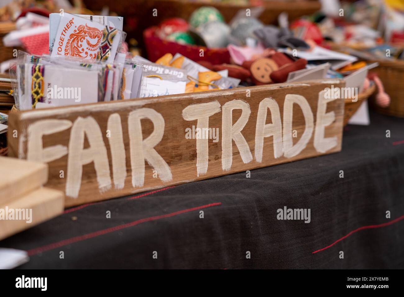 Hölzernes Fair-Trade-Zeichen auf der Messe Stockfoto