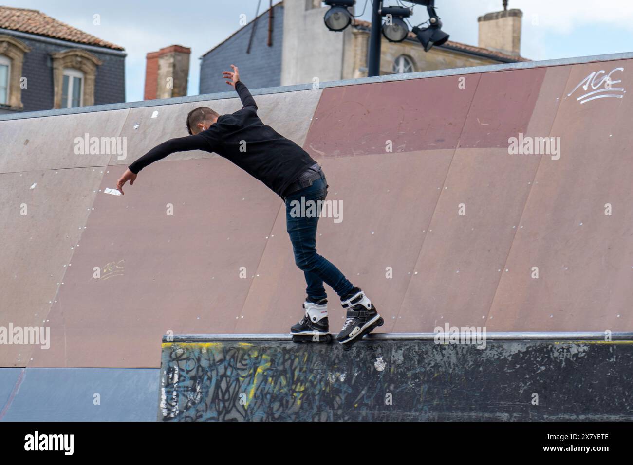 Menschen im Outdoor Skatepark, Skaten und Tricks auf Rampen Stockfoto