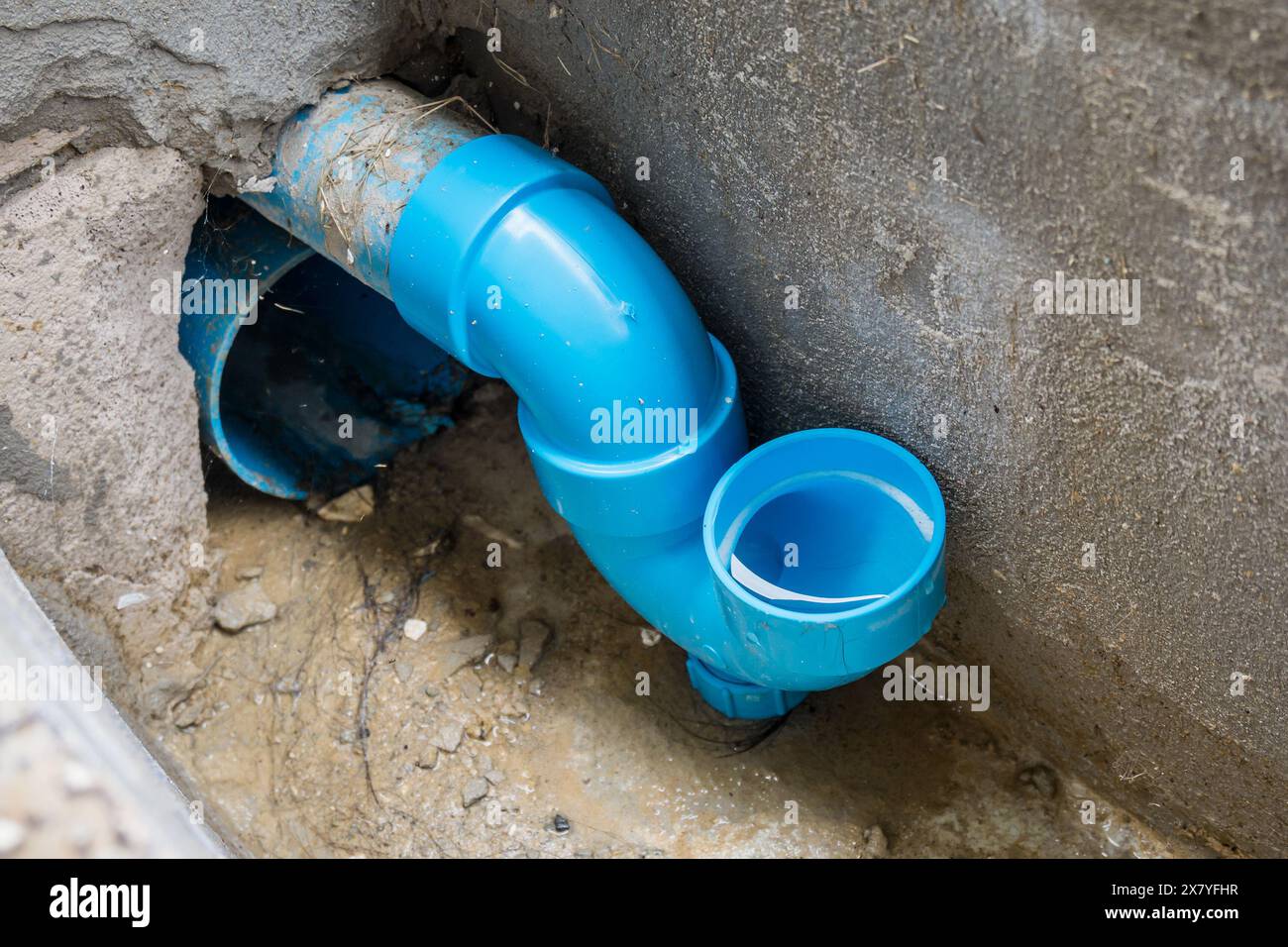 Geruchsschutz U-Abwasserrohr des Hauses zum Schutz vor unangenehmem Geruch Stockfoto