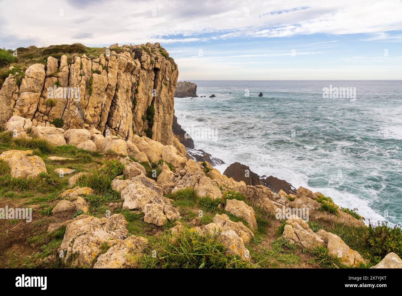 Erosive Küstenklippen und Felsen und der Atlantik. Geopark Costa Quebrada, Kantabrien, Spanien. Stockfoto