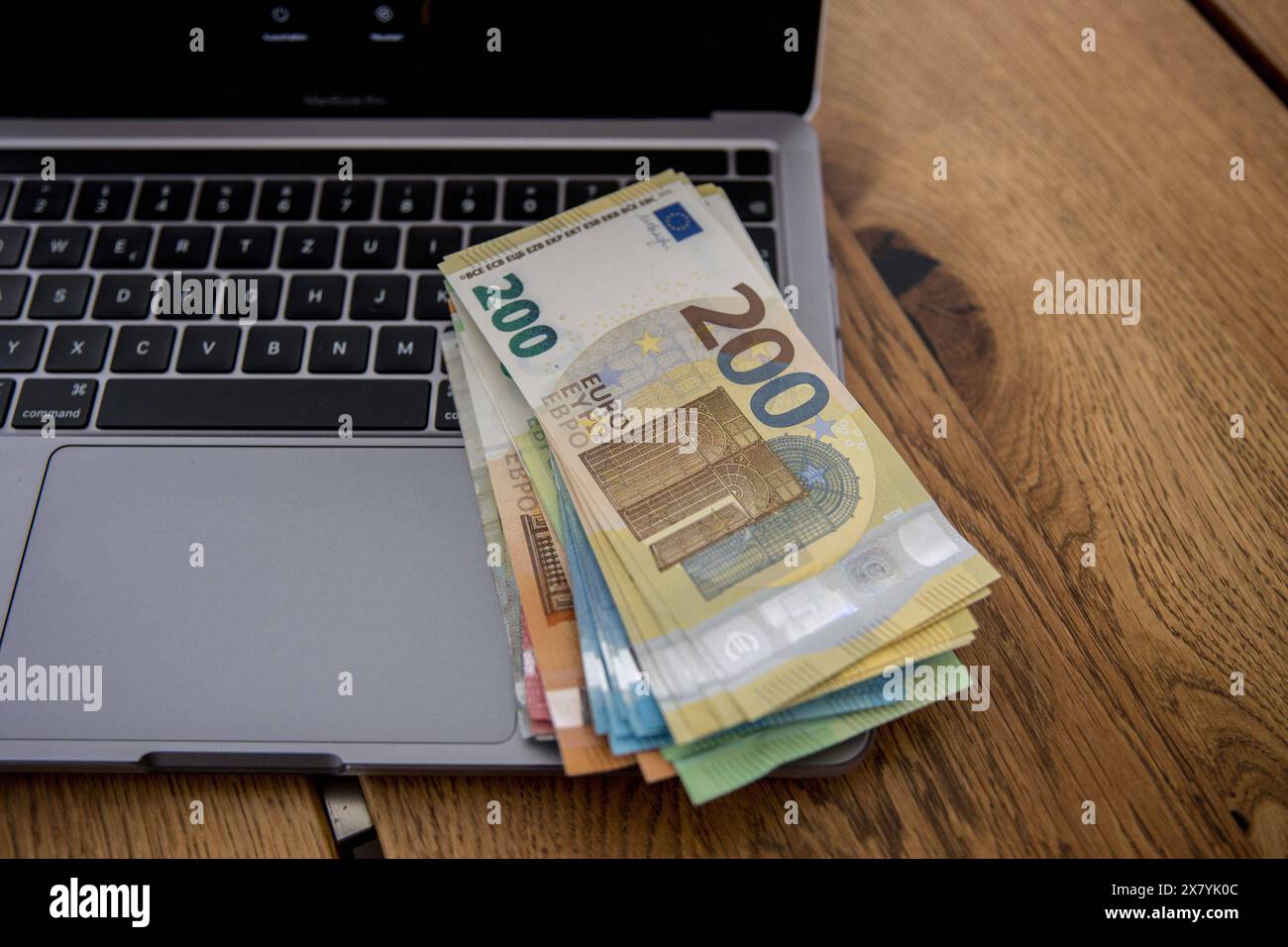 Bamberg, Deutschland 20. Mail 2024: Themenbilder - Symbolbilder - Geld - 2024 mehrere tausend Euro in Bargeld liegen auf einem Laptop. Die Geldscheine haben die Währung Euro und sind von unterschiedlichem Geldwert, darunter 5 â, 10 â, 50â, 100â und 200â. Bayern *** Bamberg, Deutschland 20 Mail 2024 Themenbilder Symbolbilder Geld 2024 mehrere tausend Euro Bargeld auf einem Laptop liegen die Banknoten haben die Währung Euro und sind von unterschiedlichem Geldwert, darunter 5 â, 10 â, 50â, 100â und 200â Bayern Copyright: XFotostandx/XK.xSchmittx Stockfoto